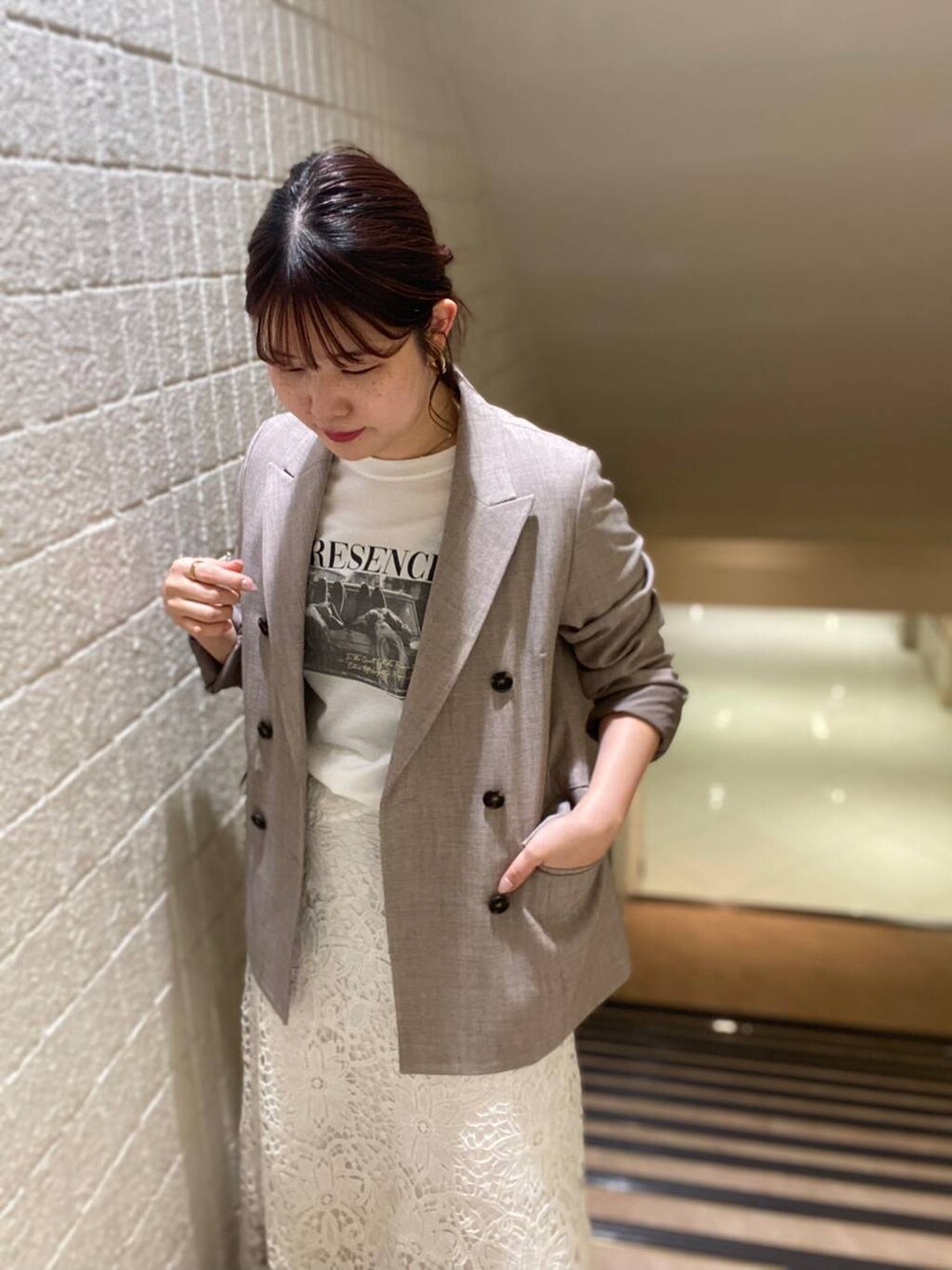 「女子ウケ、カジュアル、体型カバー、休日コーデ、高身長、Andemiu、ジャケット、ジャケットスタイル」｜「Andemiuのカットワークレースフレアスカート325592（スカート、ホワイト系）」を使った、andemiu_mayaさん（レディース・165cm）の春コーディネートの2枚目の写真