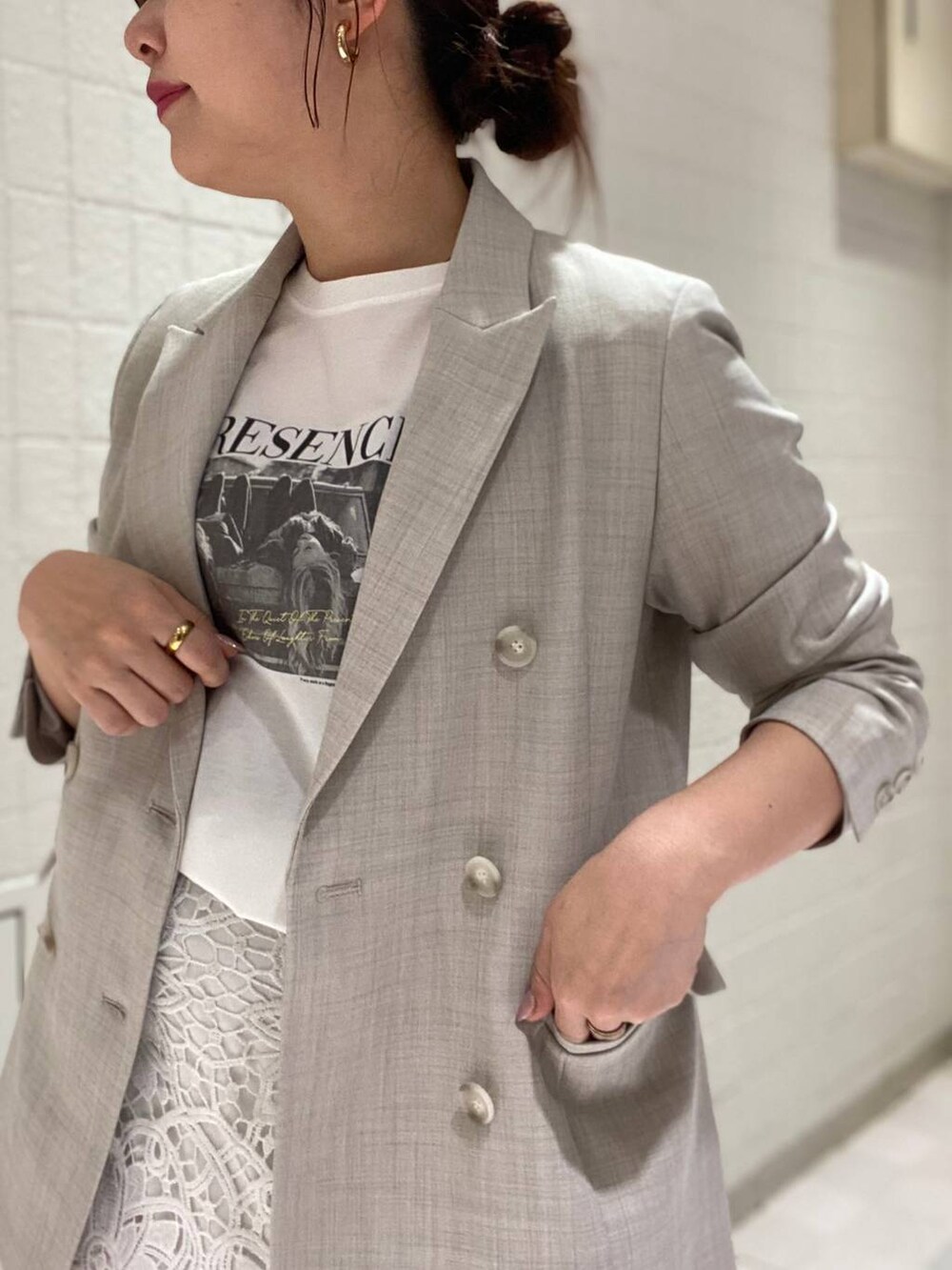 「女子ウケ、カジュアル、体型カバー、休日コーデ、高身長、Andemiu、ジャケット、ジャケットスタイル、Tシャツ」｜「Andemiuのカットワークレースフレアスカート325592（スカート、ホワイト系）」を使った、andemiu_mayaさん（レディース・165cm）の春コーディネートの2枚目の写真