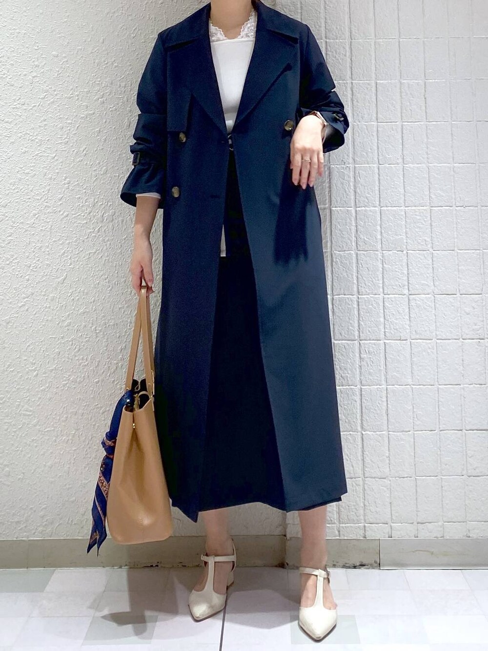 「女子ウケ、カジュアル、Andemiu、体型カバー、休日コーデ、高身長、トレンチコート、春コーデ、春服みてみて、ニット」｜「Andemiuのカタレースニット290106（ニット/セーター、ホワイト系）」を使った、andemiu_mayaさん（レディース・165cm）の冬コーディネートの3枚目の写真