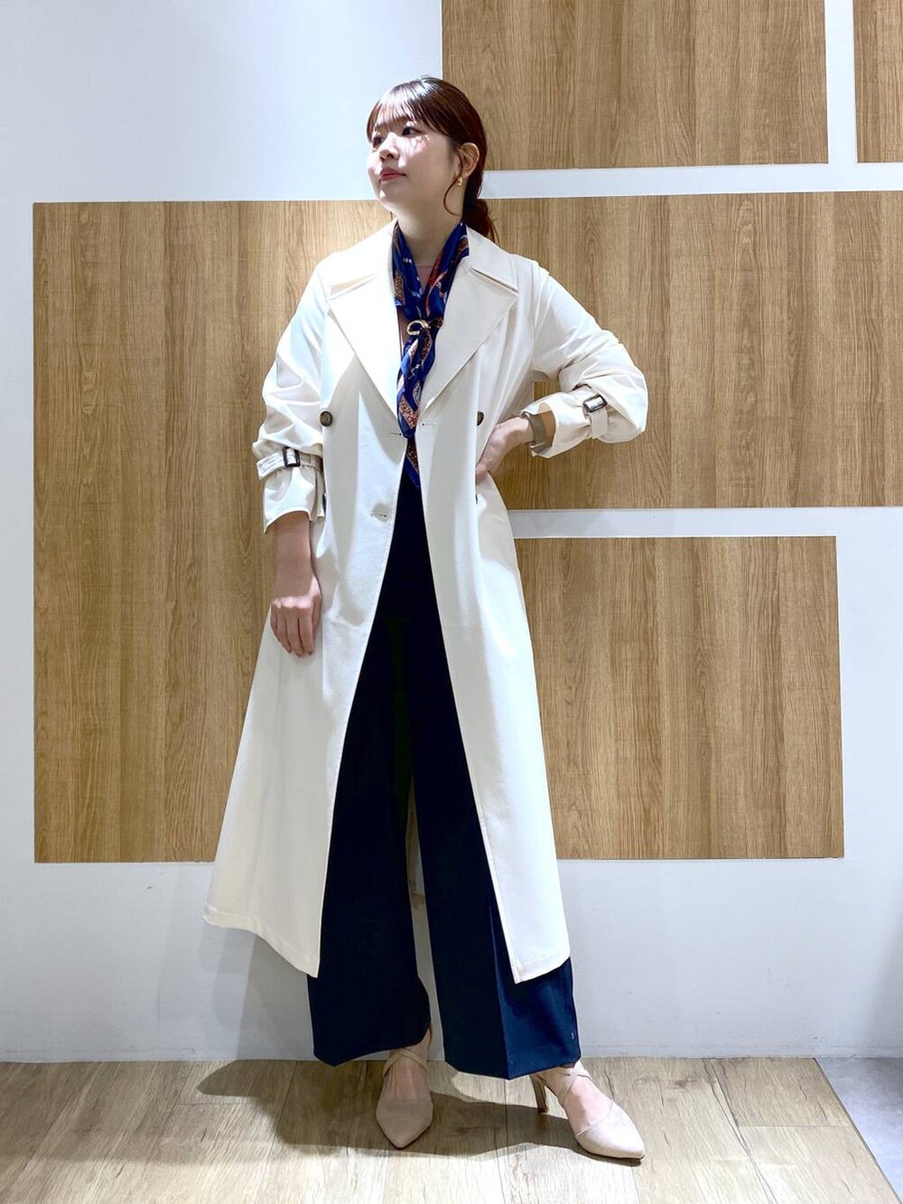 「トレンチコート、きれいめ、パンツ、スカーフ、女子ウケ、カジュアル、体型カバー、休日コーデ、高身長、Andemiu」｜「Andemiuのアソートガラスカーフ（バンダナ/スカーフ、ブルー系）」を使った、andemiu_mayaさん（レディース・165cm）の冬コーディネートの2枚目の写真
