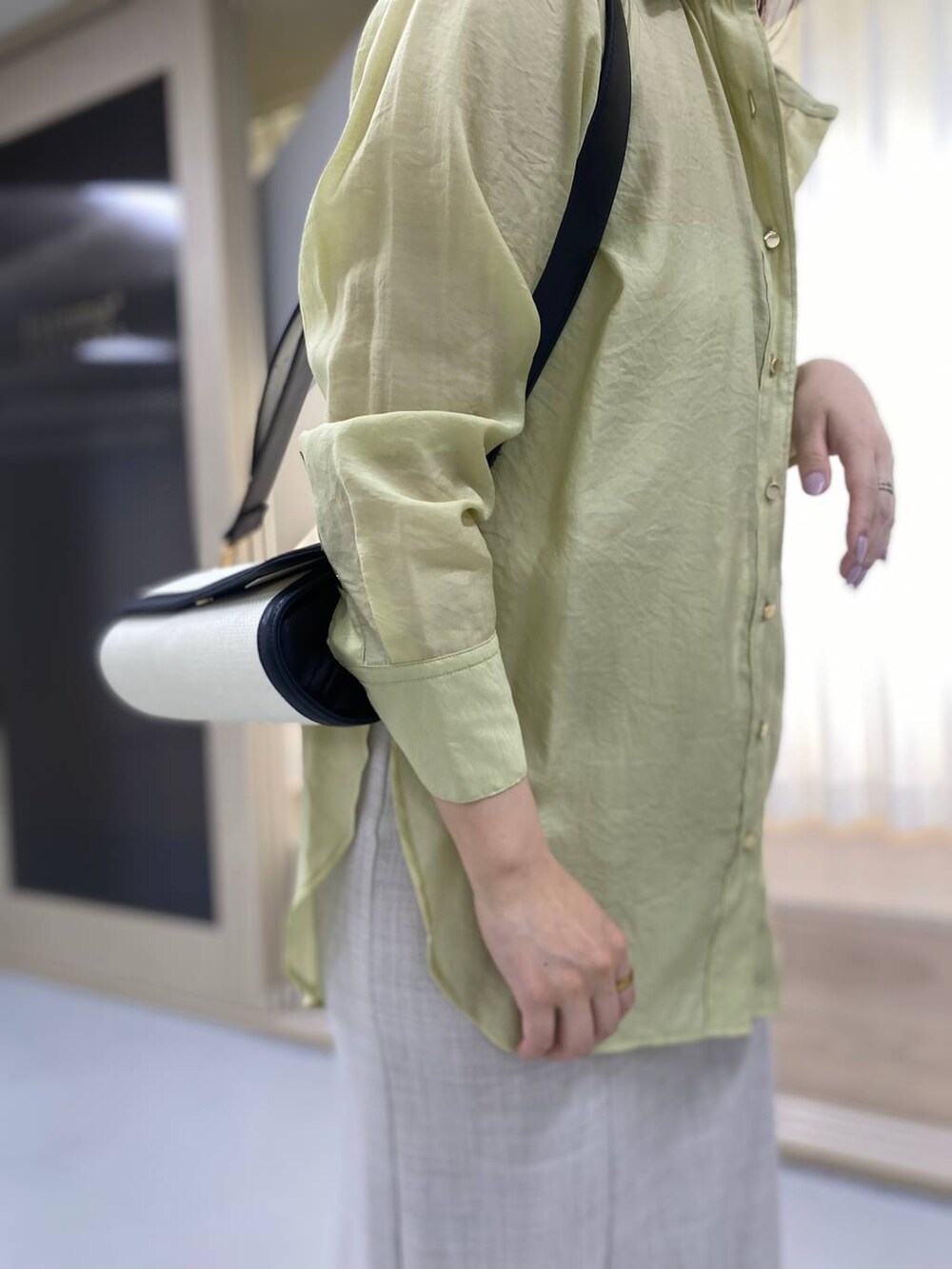 「Andemiu、女子ウケ、カジュアル、体型カバー、休日コーデ、高身長、シャツ、シャツスタイル」｜「Andemiuのシアーキンボタンシャツ329240（シャツ/ブラウス、グリーン系）」を使った、andemiu_mayaさん（レディース・165cm）の春コーディネートの2枚目の写真