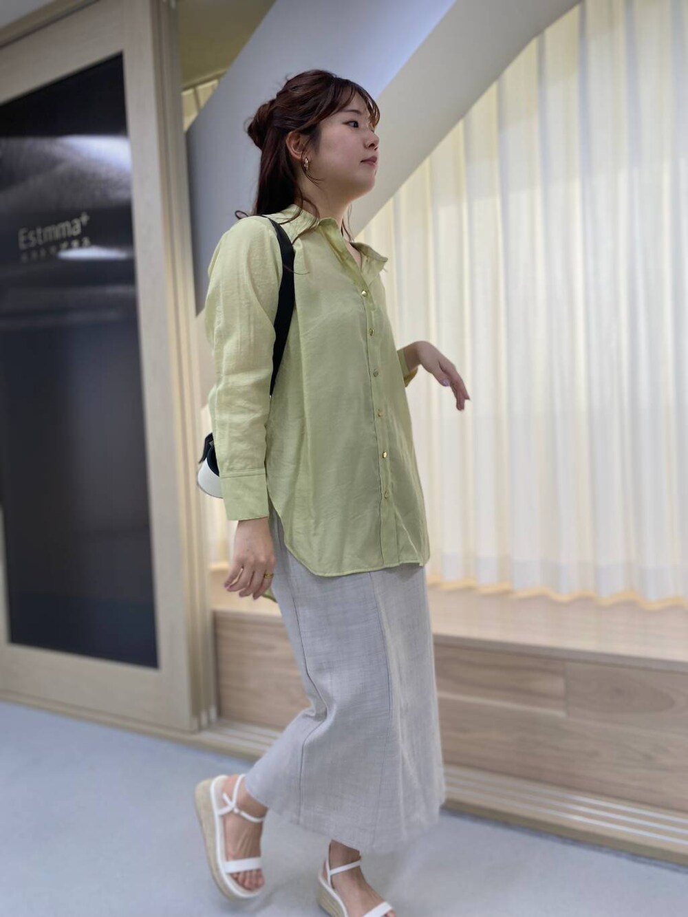 「Andemiu、女子ウケ、カジュアル、体型カバー、休日コーデ、高身長、シャツ、シャツスタイル」｜「Andemiuのシアーキンボタンシャツ329240（シャツ/ブラウス、グリーン系）」を使った、andemiu_mayaさん（レディース・165cm）の春コーディネートの4枚目の写真