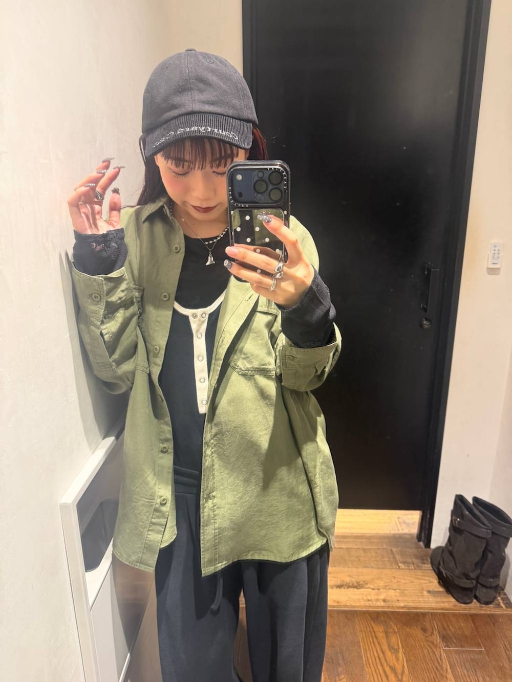 ブラック系のつなぎ/オールインワン、ブラック系のTシャツ/カットソー、グリーン系のシャツ/ブラウスを着用したレディースの秋コーディネートの2枚目の写真