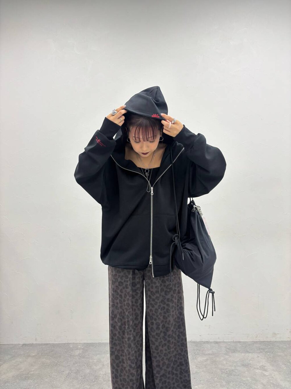 グレー系のブーツ、ブラック系のバックパック/リュックを着用したレディースの秋コーディネートの7枚目の写真