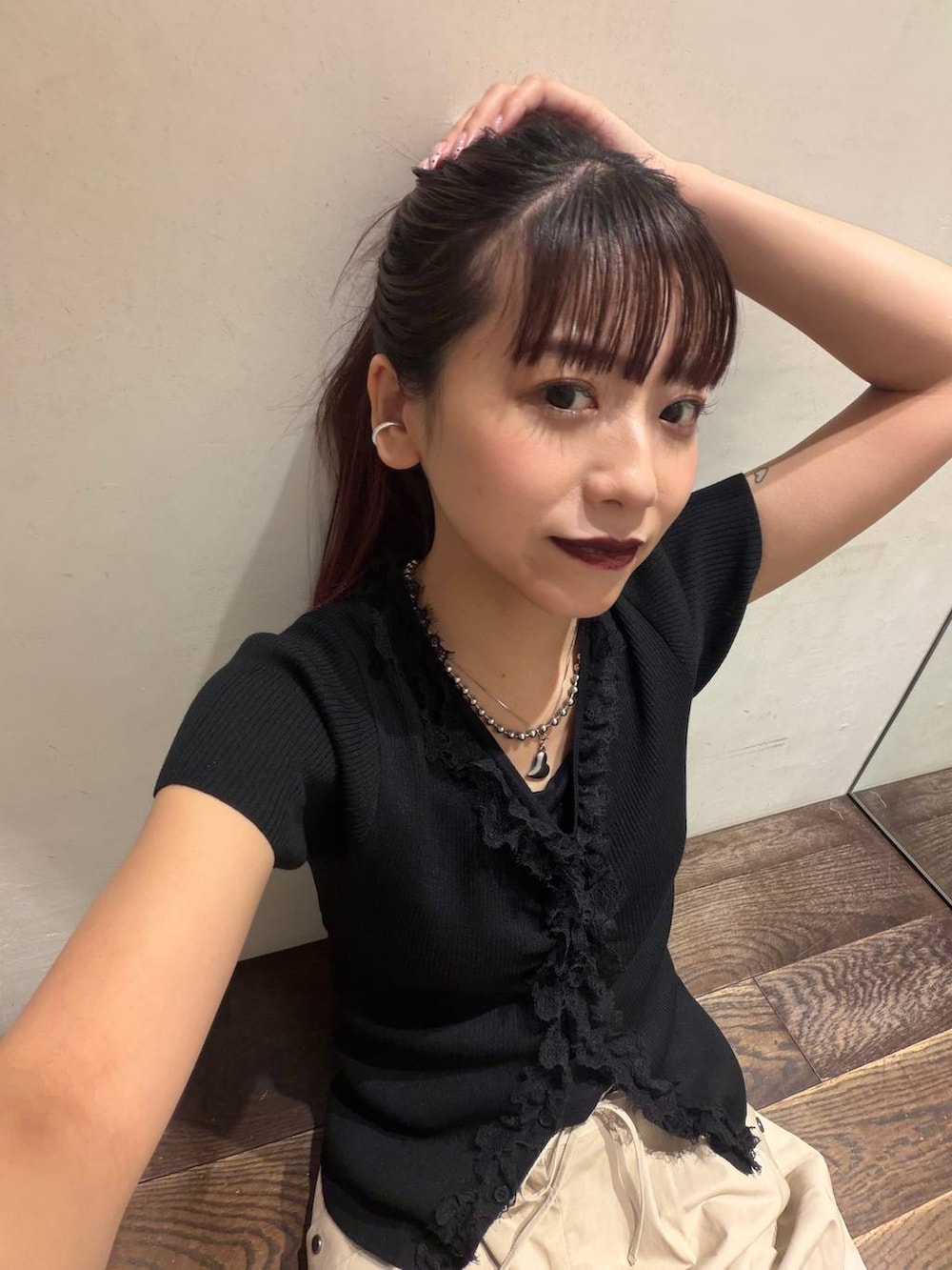 ブラック系のキャミソール、ブラック系のボストンバッグ、ブラック系のパンプスを着用したレディースの夏コーディネートの3枚目の写真