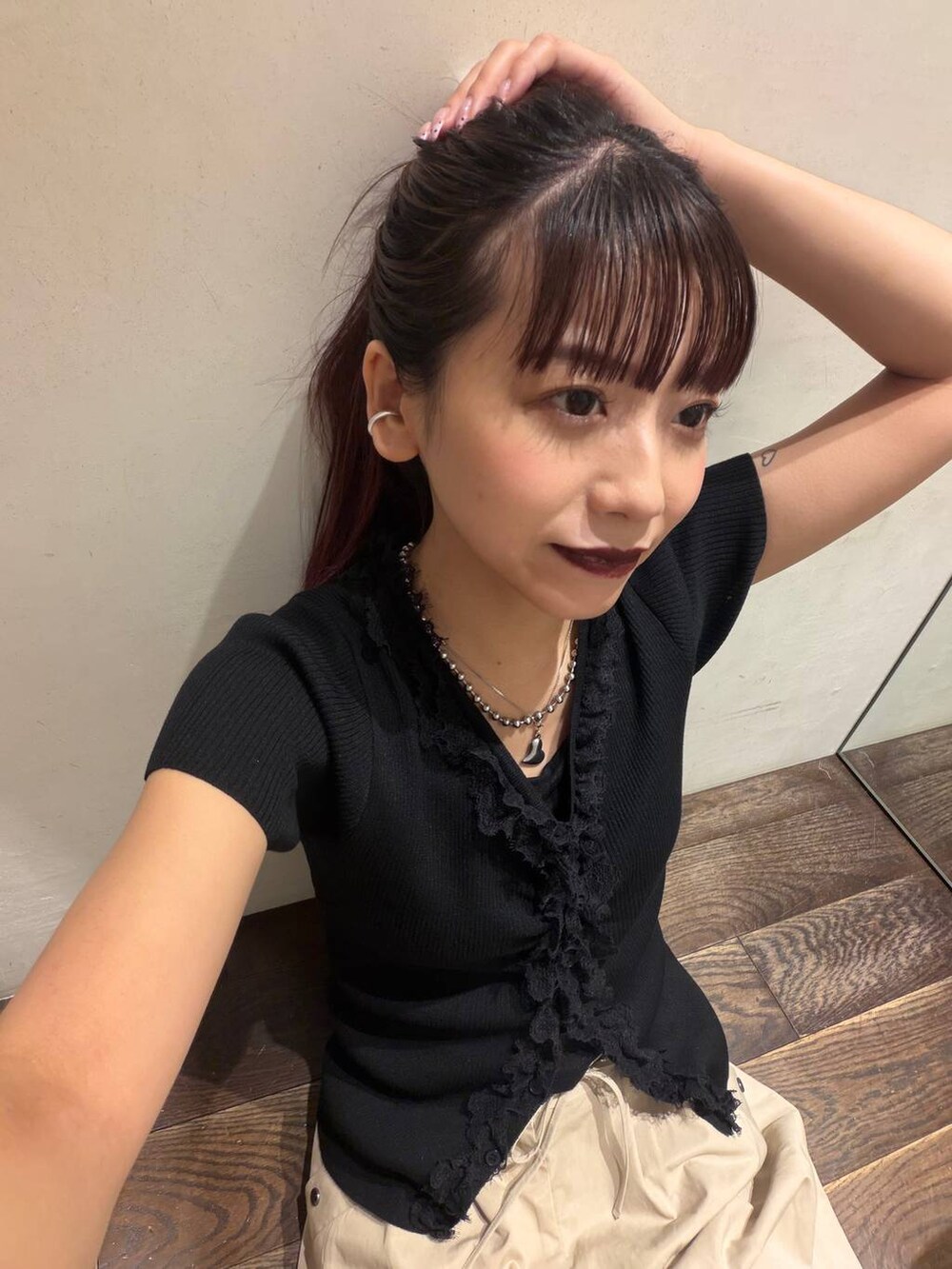 ブラック系のキャミソール、ブラック系のボストンバッグ、ブラック系のパンプスを着用したレディースの夏コーディネートの5枚目の写真
