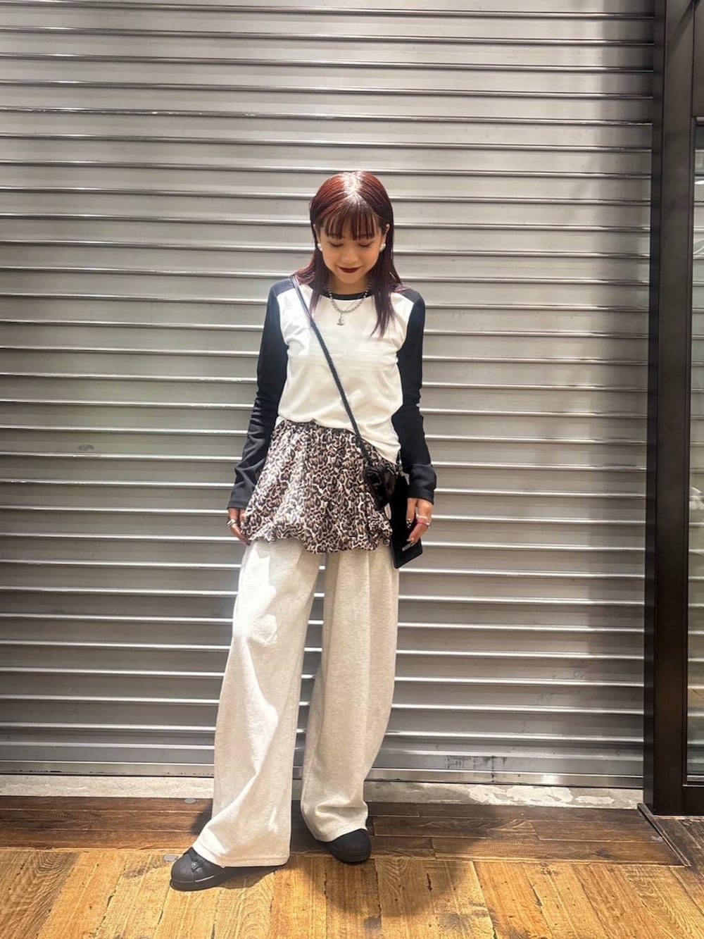 「ワントーン、ベーシック/シンプル、カジュアル、JEANASIS、スウェット、スウェットパンツ、Tシャツ、ロンT、ビスチェ、スカート」｜「JEANASISのBIGハートバンス/577847（バレッタ/ヘアクリップ、ブラック系）」を使った、MIKUさん（レディース・159cm）の秋コーディネートの3枚目の写真