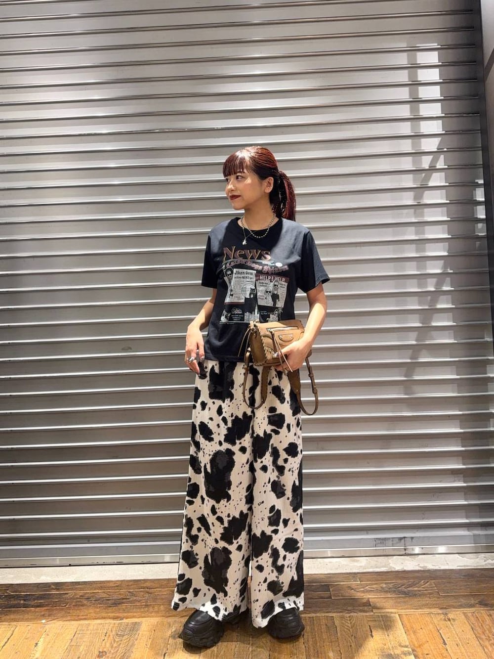 ベージュ系のその他パンツ、ブラック系のTシャツ/カットソー、ブラック系のローファーを着用したレディースの夏コーディネートの2枚目の写真