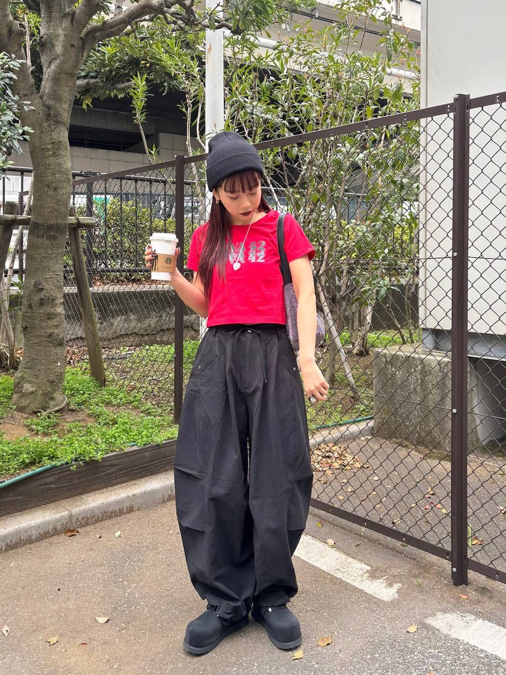 ブラック系のモカシン/デッキシューズ、ブラック系のその他パンツ、ブラック系のニットキャップ/ビーニーを着用したレディースの春コーディネートの2枚目の写真