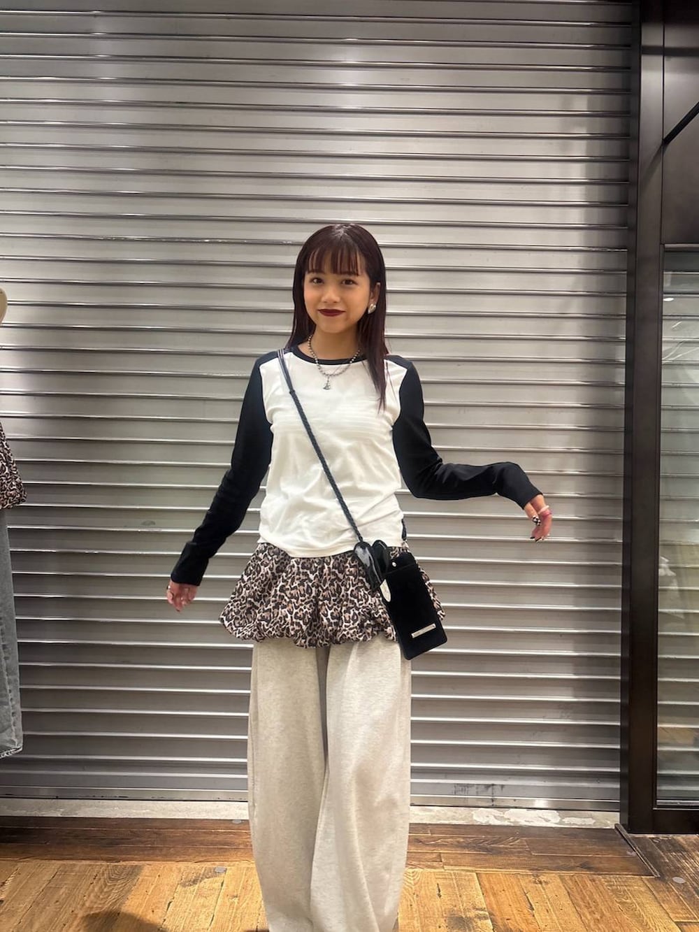 「ワントーン、ベーシック/シンプル、カジュアル、JEANASIS、スウェット、スウェットパンツ、Tシャツ、ロンT、ビスチェ、スカート」｜「JEANASISのBIGハートバンス/577847（バレッタ/ヘアクリップ、ブラック系）」を使った、MIKUさん（レディース・159cm）の秋コーディネートの4枚目の写真