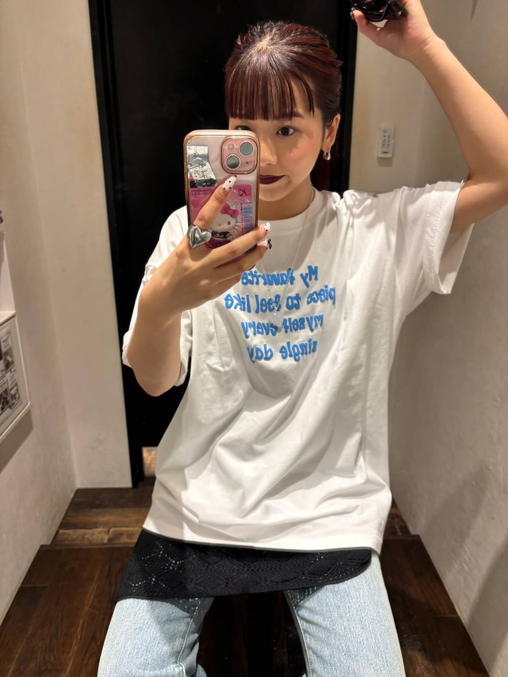 ブルー系のデニムパンツ、ホワイト系のTシャツ/カットソー、ブラック系のベルトを着用したレディースの春コーディネートの2枚目の写真