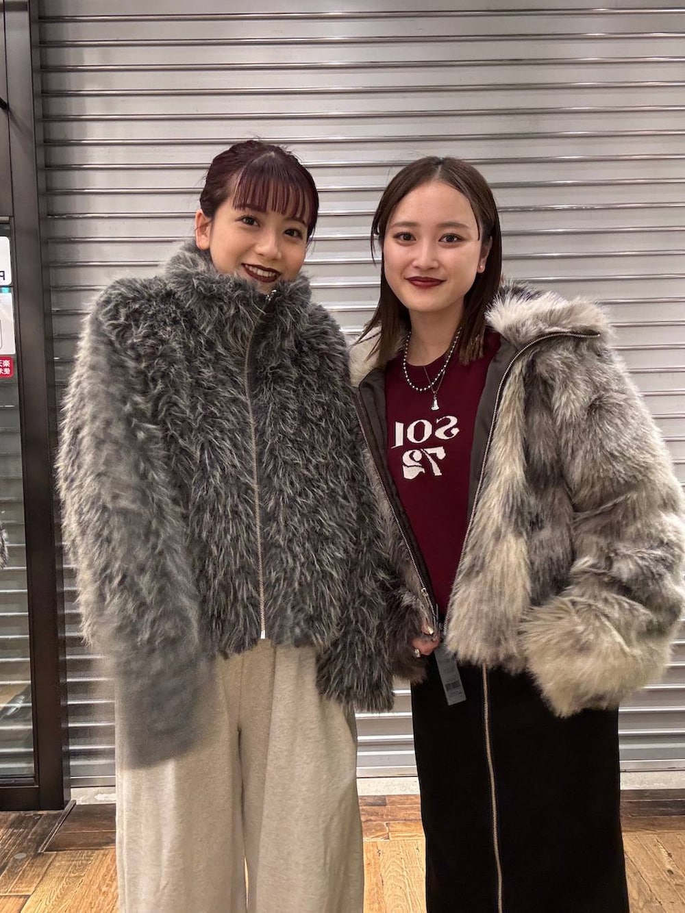 グレー系のブルゾン、グレー系のブルゾン、ブラック系のブーツを着用したレディースの秋コーディネートの4枚目の写真