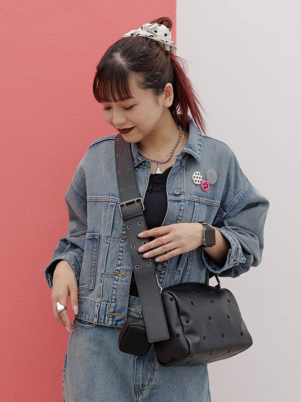 ブラック系のTシャツ/カットソー、ブルー系のデニムジャケット、ブルー系のデニムパンツを着用したレディースの夏コーディネートの2枚目の写真