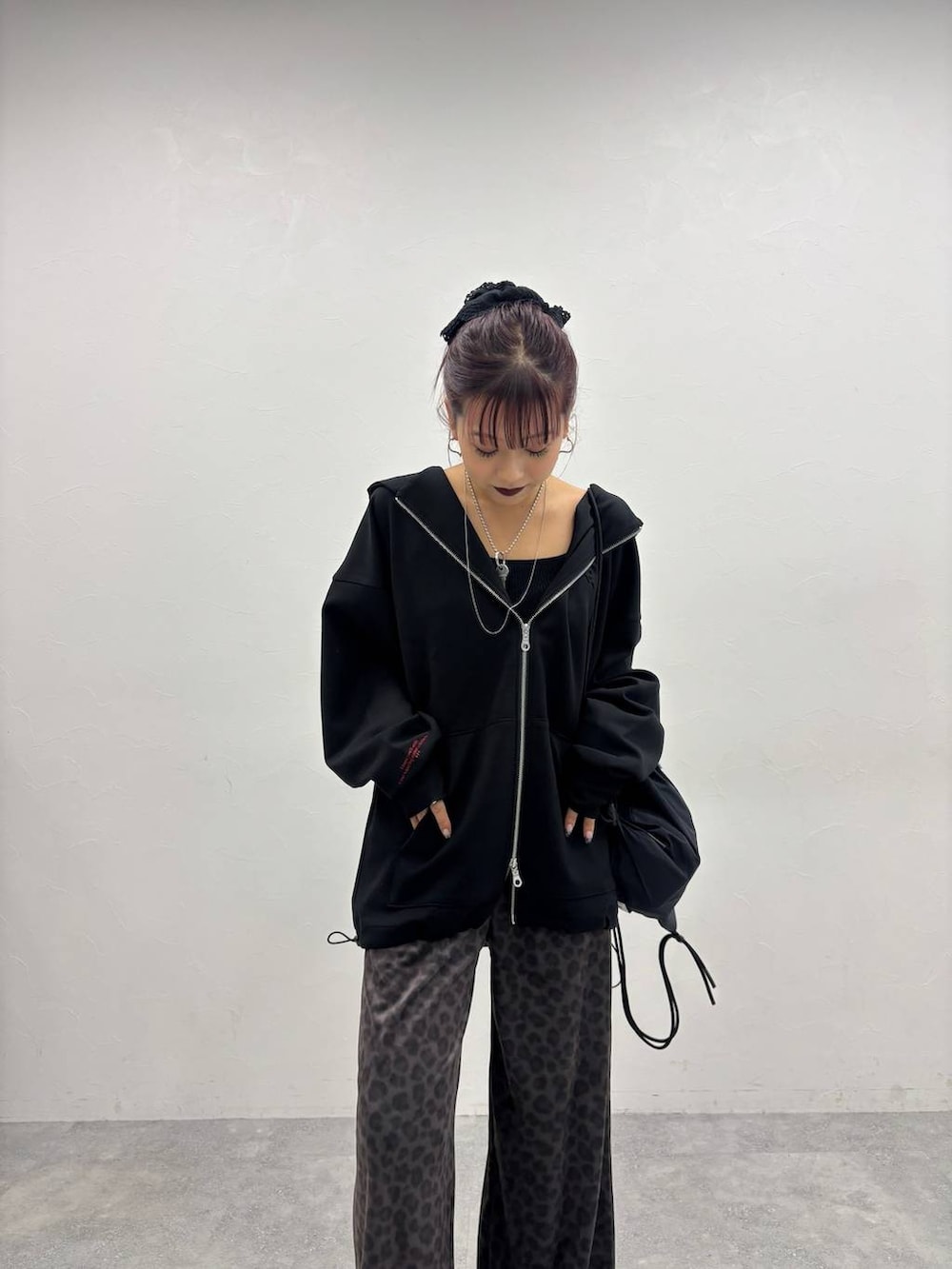 グレー系のブーツ、ブラック系のバックパック/リュックを着用したレディースの秋コーディネートの5枚目の写真