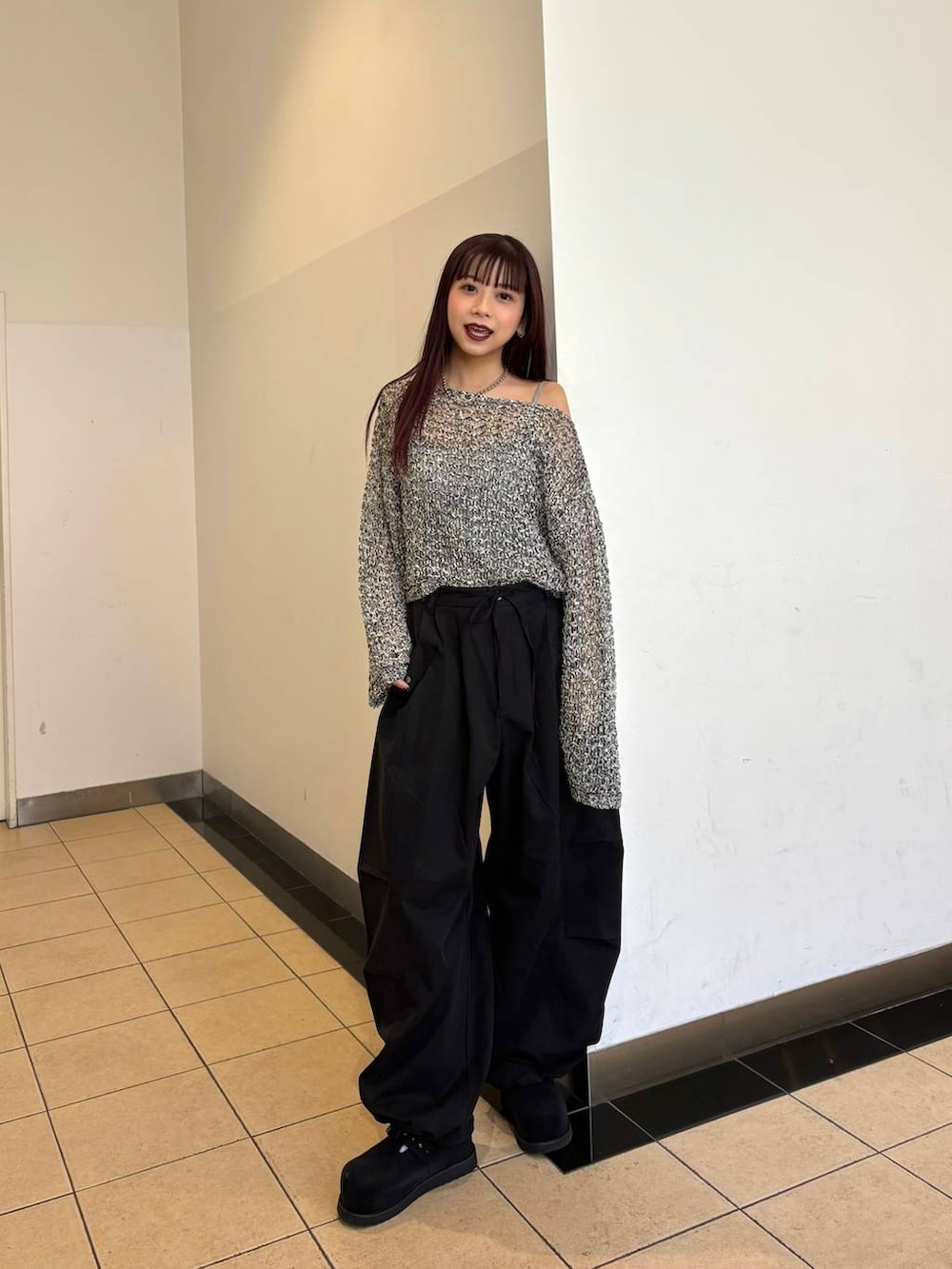 ブラック系のモカシン/デッキシューズ、ブラック系のその他パンツ、ブラック系のニット/セーターを着用したレディースの春コーディネートの3枚目の写真