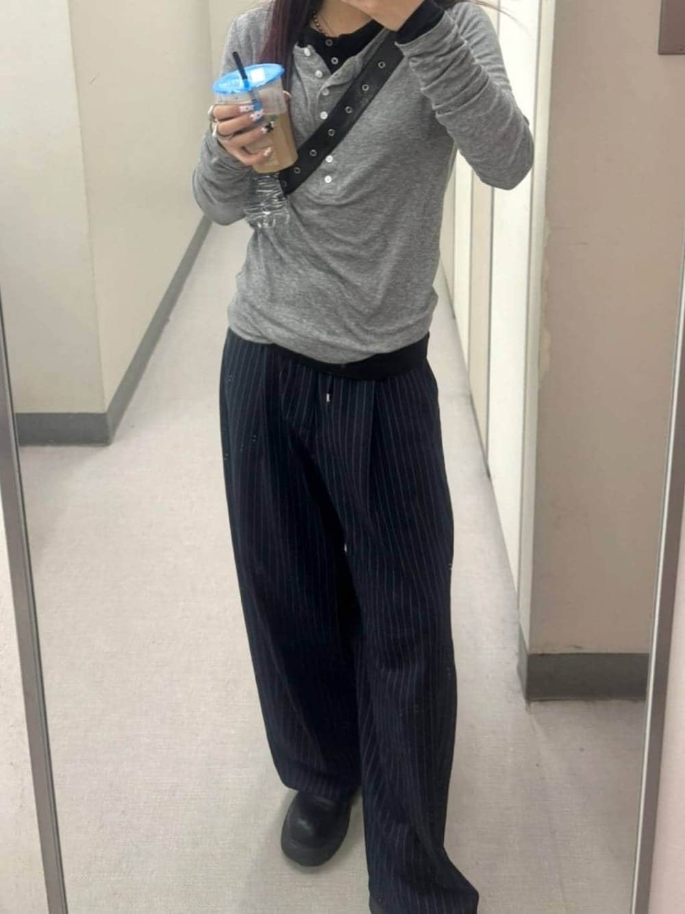 ブラック系のTシャツ/カットソー、グレー系のTシャツ/カットソー、ブルー系のスラックスを着用したレディースの冬コーディネートの2枚目の写真