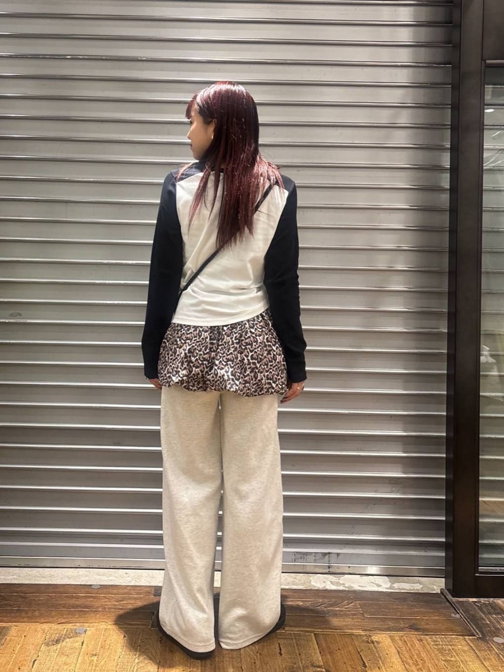 「ワントーン、ベーシック/シンプル、カジュアル、JEANASIS、スウェット、スウェットパンツ、Tシャツ、ロンT、ビスチェ、スカート」｜「JEANASISのBIGハートバンス/577847（バレッタ/ヘアクリップ、ブラック系）」を使った、MIKUさん（レディース・159cm）の秋コーディネートの2枚目の写真
