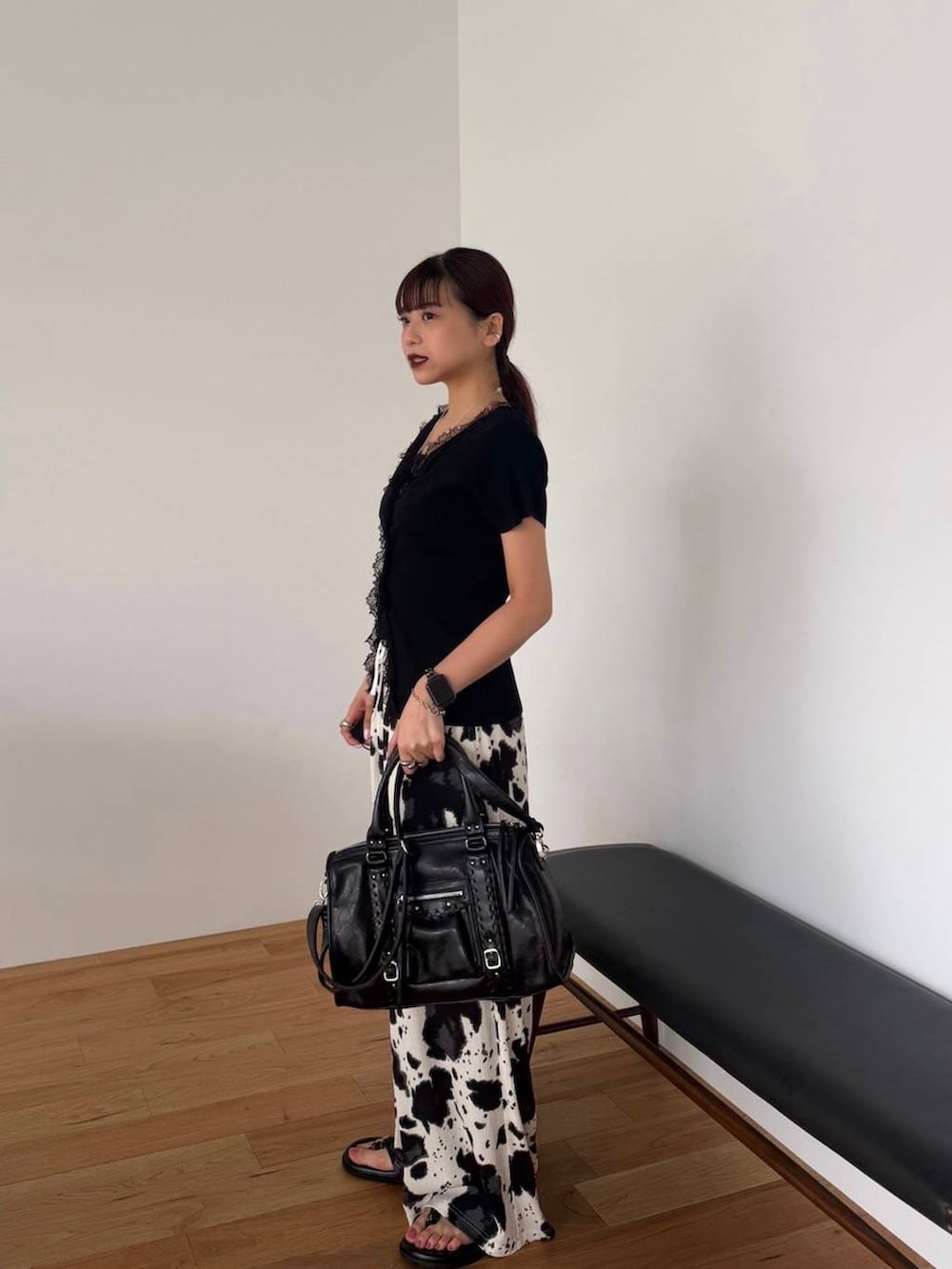 ベージュ系のその他パンツ、ブラック系のボストンバッグ、ブラック系のカーディガン/ボレロを着用したレディースの夏コーディネートの2枚目の写真