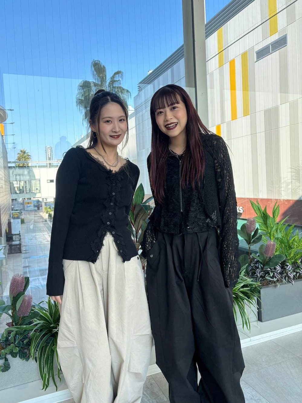 ブラック系のモカシン/デッキシューズ、ベージュ系のその他パンツ、ブラック系のその他パンツを着用したレディースの春コーディネートの4枚目の写真