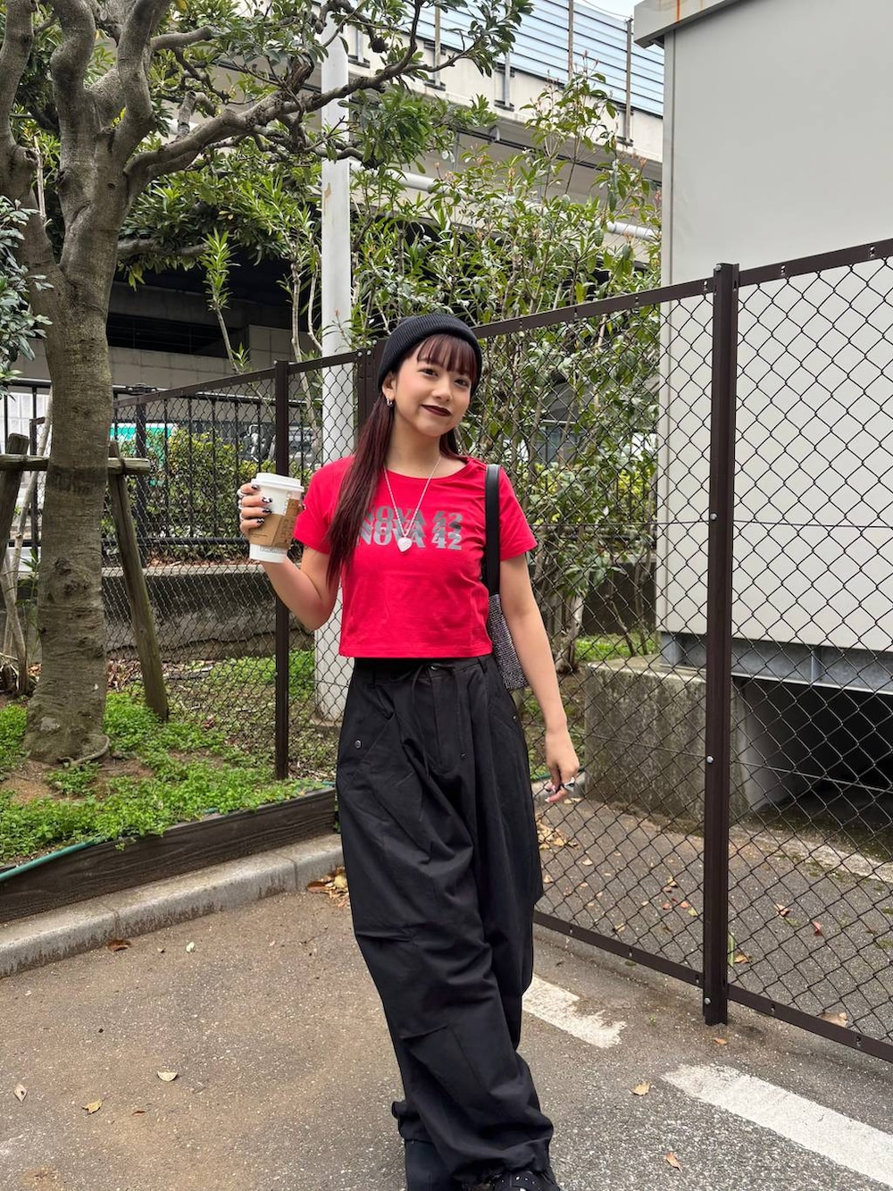 ブラック系のモカシン/デッキシューズ、ブラック系のその他パンツ、ブラック系のニットキャップ/ビーニーを着用したレディースの春コーディネートの4枚目の写真