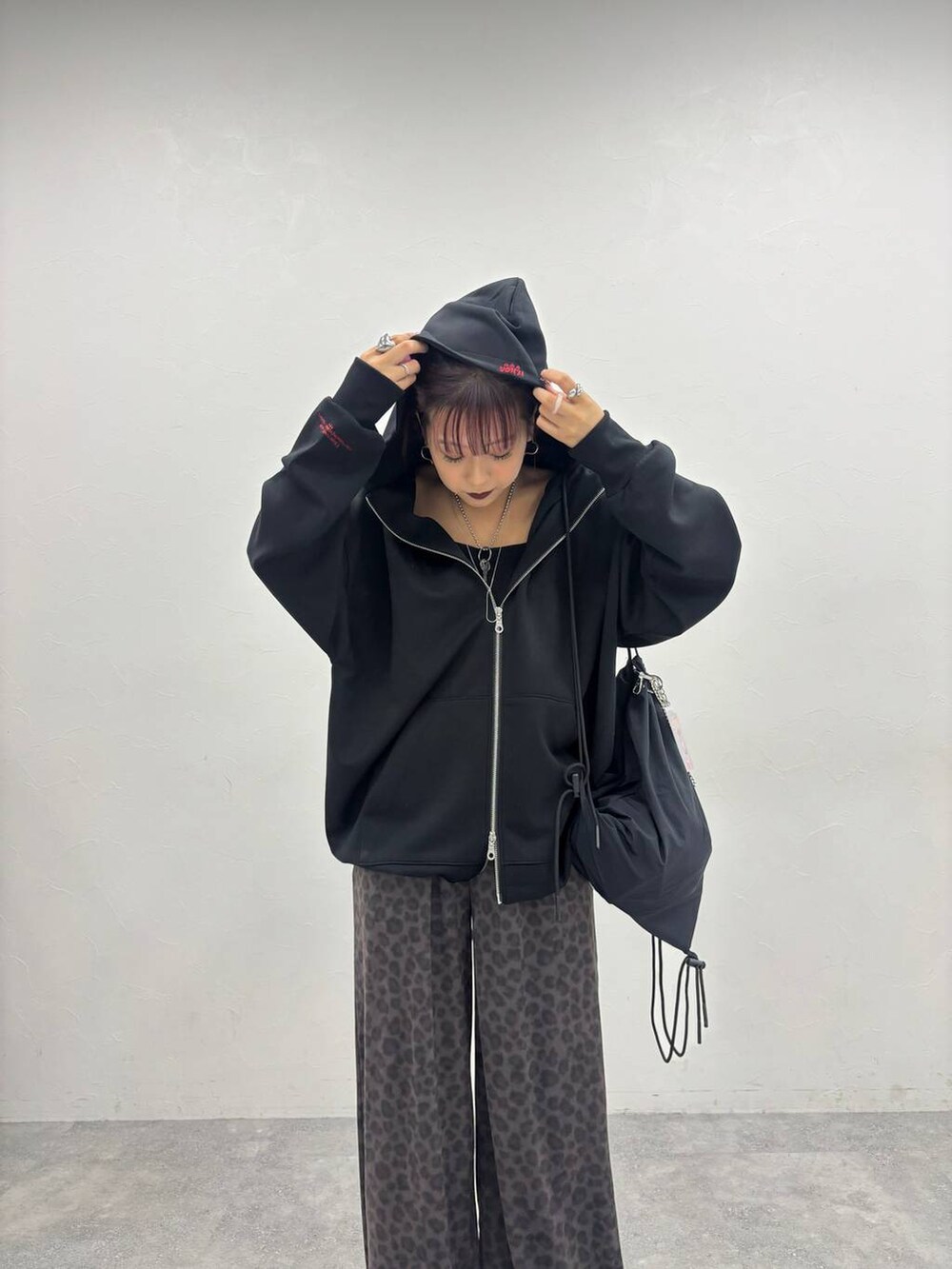 グレー系のブーツ、ブラック系のバックパック/リュックを着用したレディースの秋コーディネートの6枚目の写真