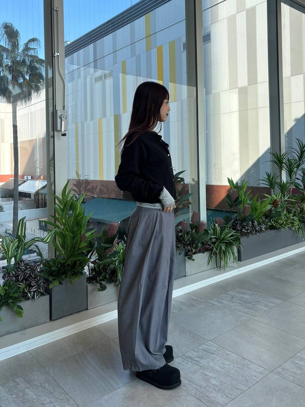 グレー系のTシャツ/カットソー、ブラック系のモカシン/デッキシューズ、ブラック系のカーディガン/ボレロを着用したレディースの春コーディネートの2枚目の写真