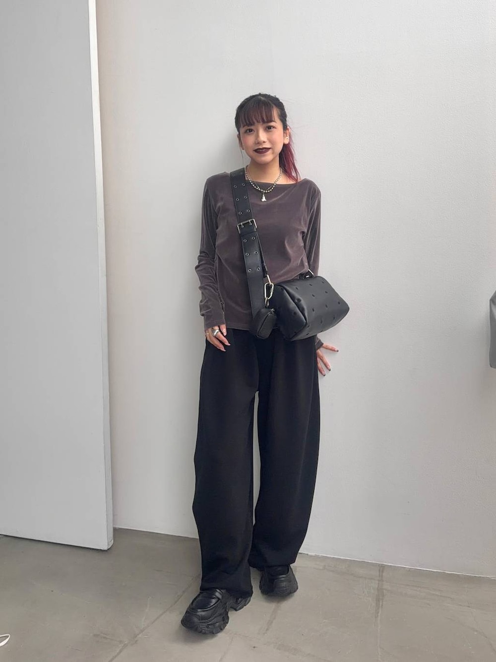 グレー系のTシャツ/カットソー、ブラック系のローファーを着用したレディースの夏コーディネートの2枚目の写真