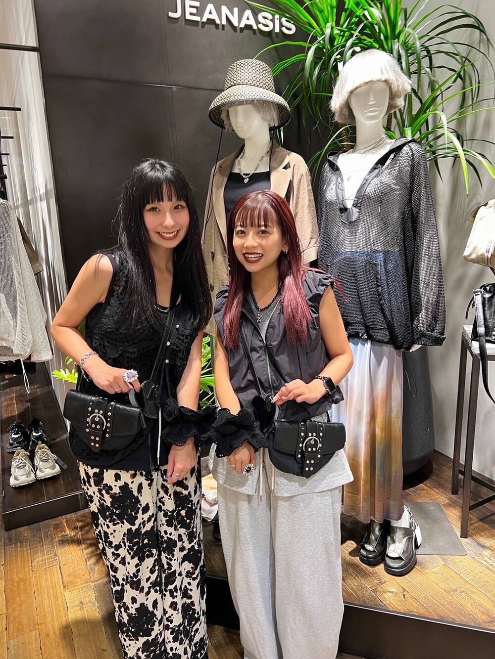 グレー系のスウェットパンツ、ベージュ系のその他パンツ、ブラック系のベストを着用したレディースの夏コーディネートの2枚目の写真