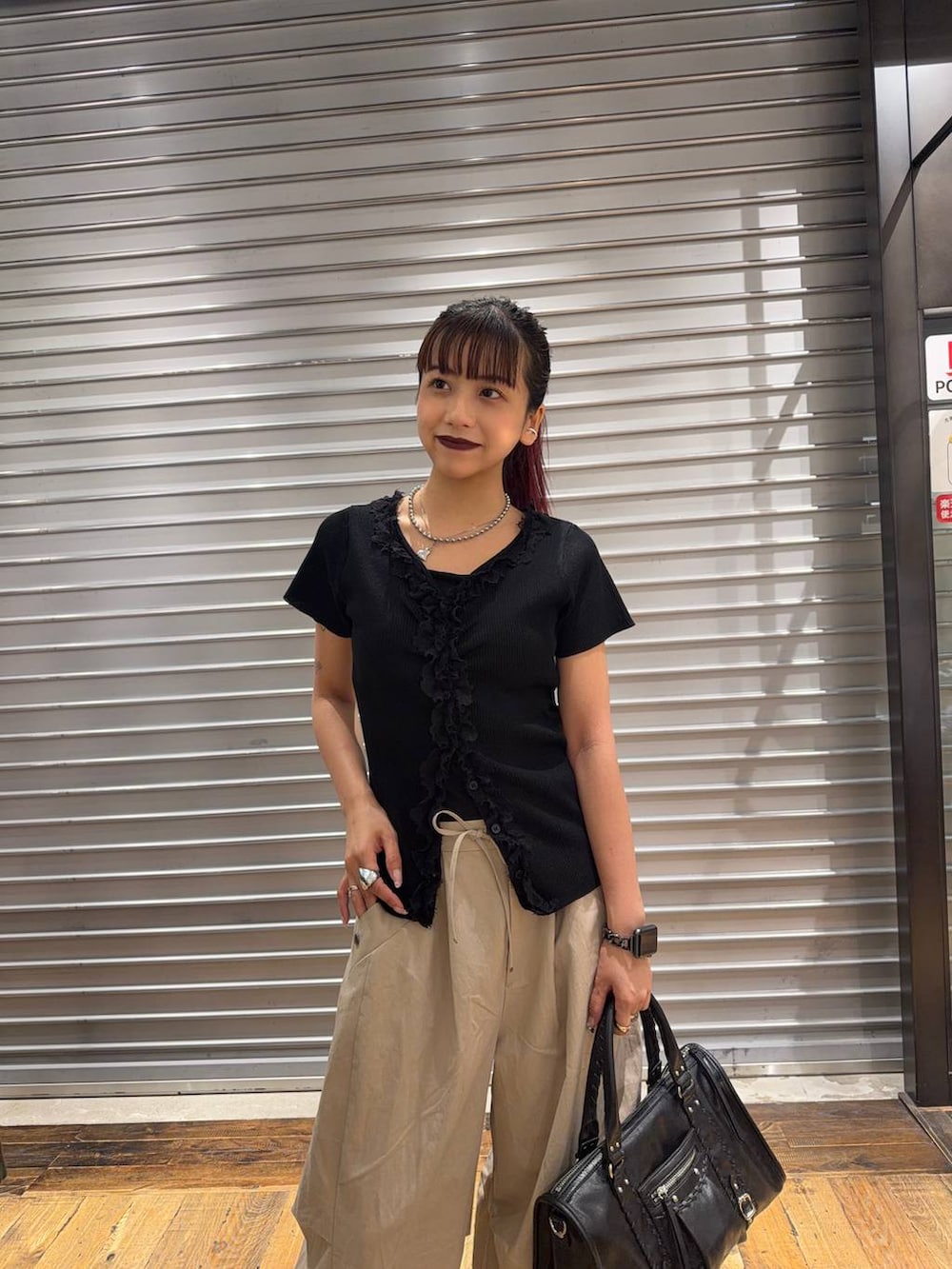 ブラック系のキャミソール、ブラック系のボストンバッグ、ブラック系のパンプスを着用したレディースの夏コーディネートの4枚目の写真