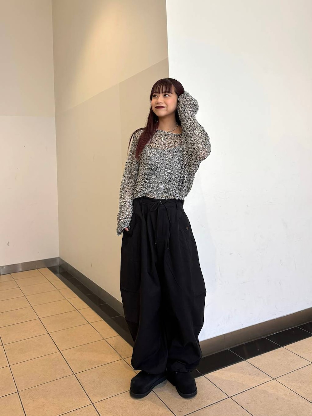 ブラック系のモカシン/デッキシューズ、ブラック系のその他パンツ、ブラック系のニット/セーターを着用したレディースの春コーディネートの4枚目の写真