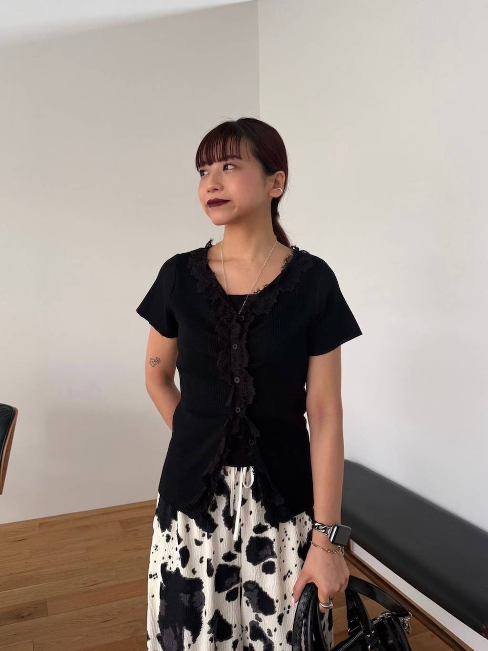 ベージュ系のその他パンツ、ブラック系のボストンバッグ、ブラック系のカーディガン/ボレロを着用したレディースの夏コーディネートの3枚目の写真