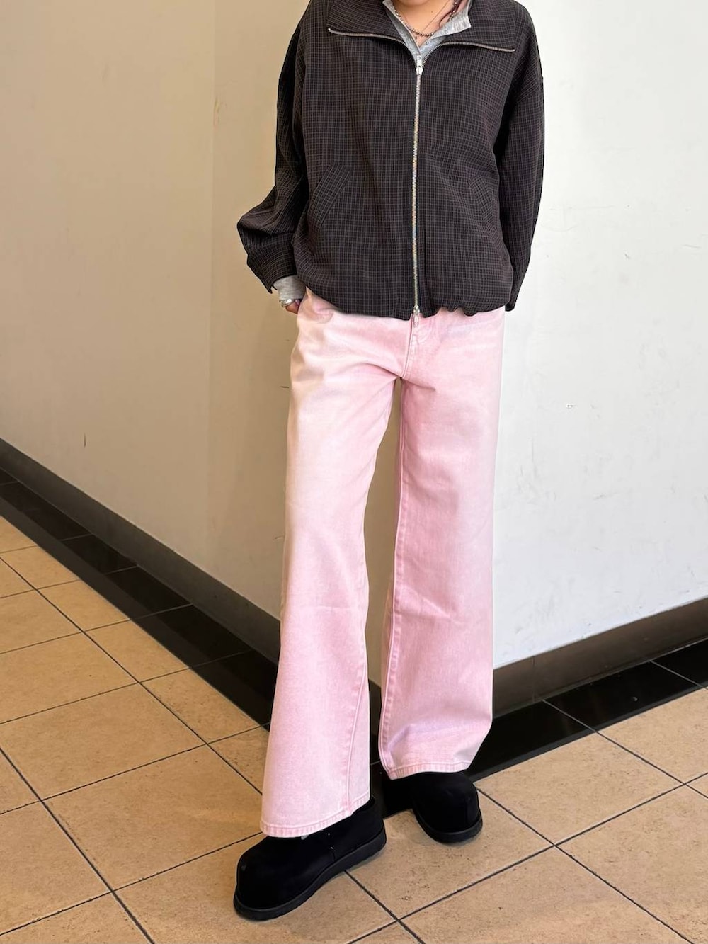 グレー系のTシャツ/カットソー、ブラック系のモカシン/デッキシューズ、ピンク系のデニムパンツを着用したレディースの春コーディネートの2枚目の写真