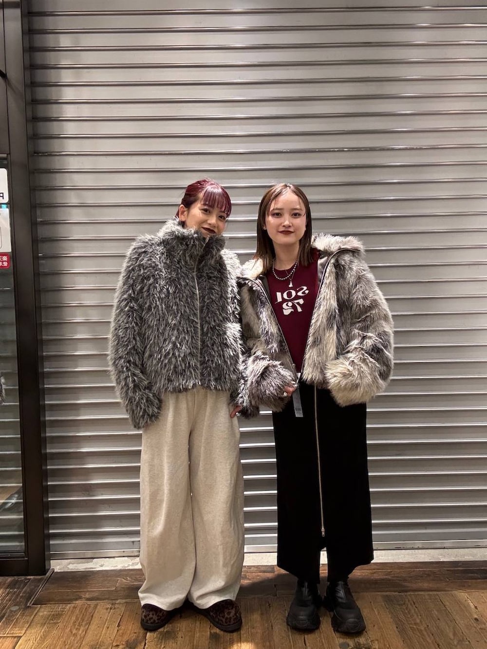 グレー系のブルゾン、グレー系のブルゾン、ブラック系のブーツを着用したレディースの秋コーディネートの3枚目の写真