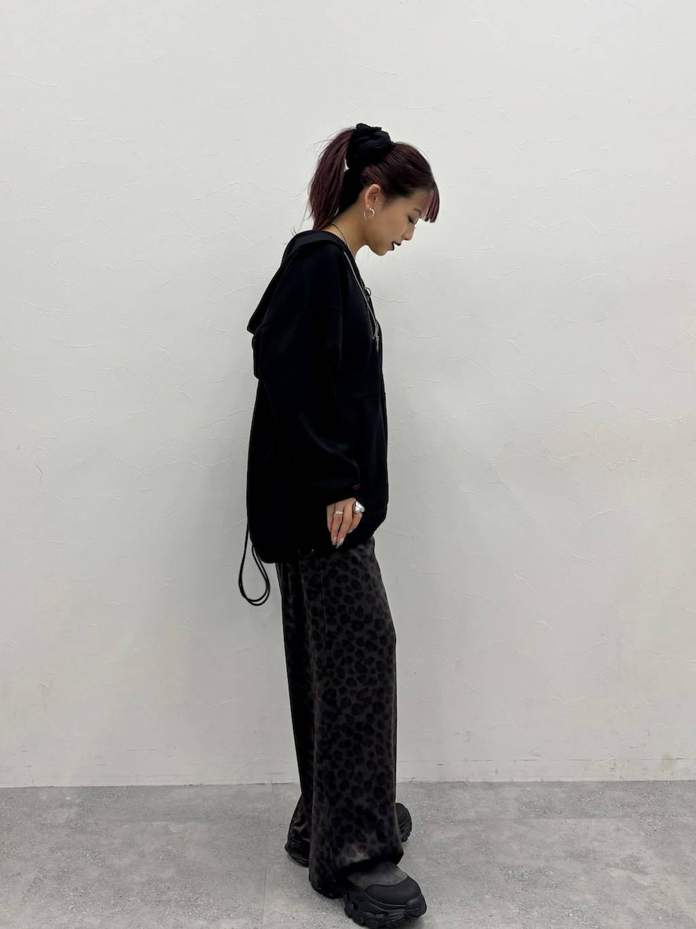 グレー系のブーツ、ブラック系のバックパック/リュックを着用したレディースの秋コーディネートの3枚目の写真