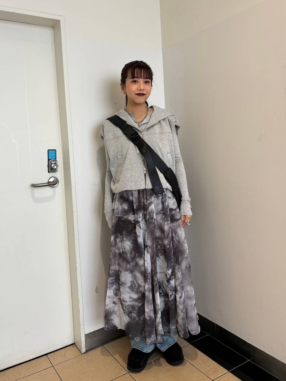 グレー系のTシャツ/カットソー、ブルー系のデニムパンツ、ブラック系のモカシン/デッキシューズを着用したレディースの春コーディネートの5枚目の写真