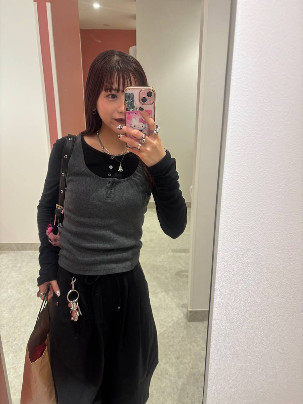 ブラック系のTシャツ/カットソー、ブラック系のモカシン/デッキシューズ、ブラック系のその他パンツを着用したレディースの春コーディネートの2枚目の写真