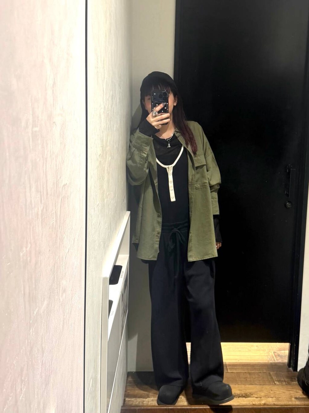 ブラック系のつなぎ/オールインワン、ブラック系のTシャツ/カットソー、グリーン系のシャツ/ブラウスを着用したレディースの秋コーディネートの3枚目の写真