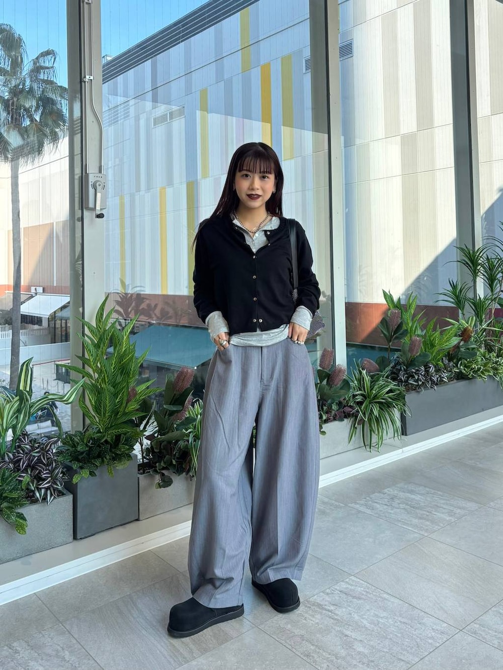 グレー系のTシャツ/カットソー、ブラック系のモカシン/デッキシューズ、ブラック系のカーディガン/ボレロを着用したレディースの春コーディネートの5枚目の写真