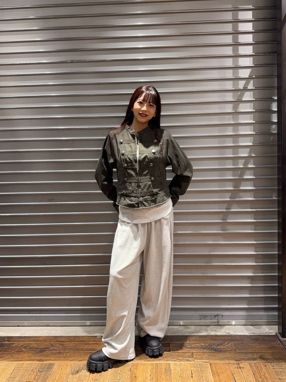 グリーン系のノーカラーコート、ホワイト系のTシャツ/カットソー、ベージュ系のスウェットパンツを着用したレディースの秋コーディネートの2枚目の写真