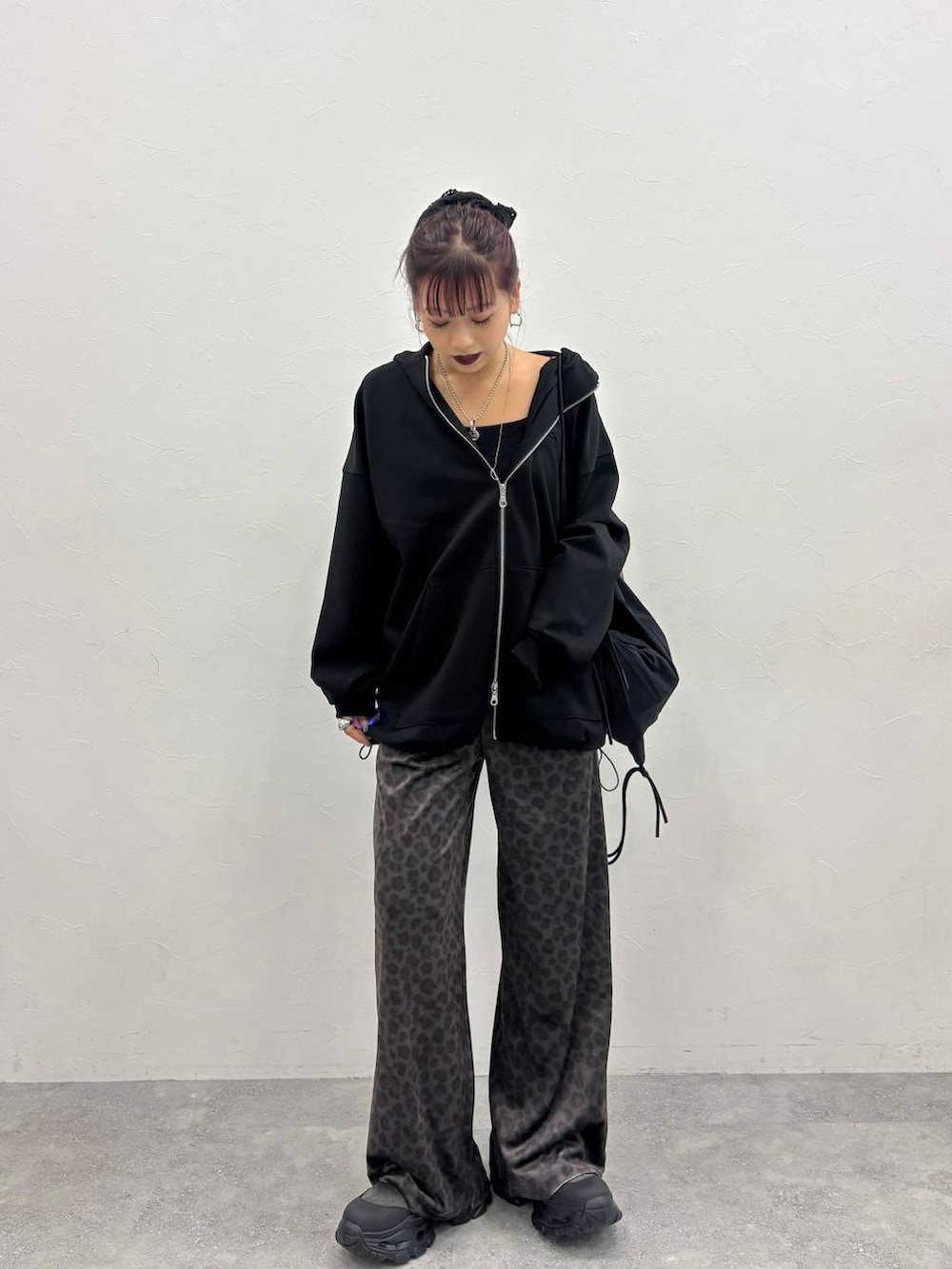 グレー系のブーツ、ブラック系のバックパック/リュックを着用したレディースの秋コーディネートの8枚目の写真