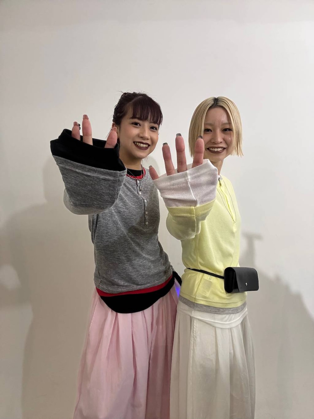 ピンク系のカーゴパンツ、ホワイト系のカーゴパンツ、イエロー系のTシャツ/カットソーを着用したレディースの春コーディネートの2枚目の写真