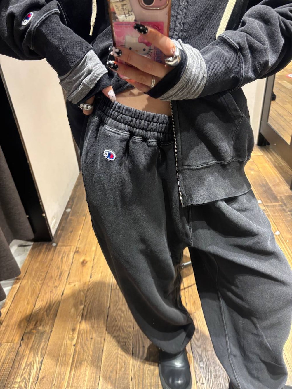 ブラック系のTシャツ/カットソー、グレー系のTシャツ/カットソー、ブラック系のパーカーを着用したレディースの冬コーディネートの5枚目の写真