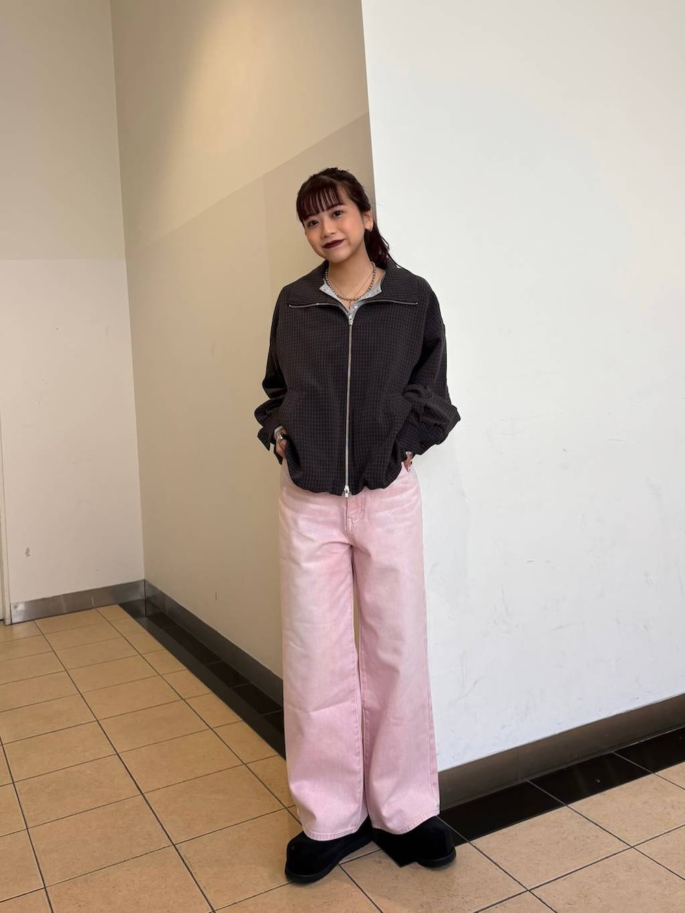 グレー系のTシャツ/カットソー、ブラック系のモカシン/デッキシューズ、ピンク系のデニムパンツを着用したレディースの春コーディネートの4枚目の写真