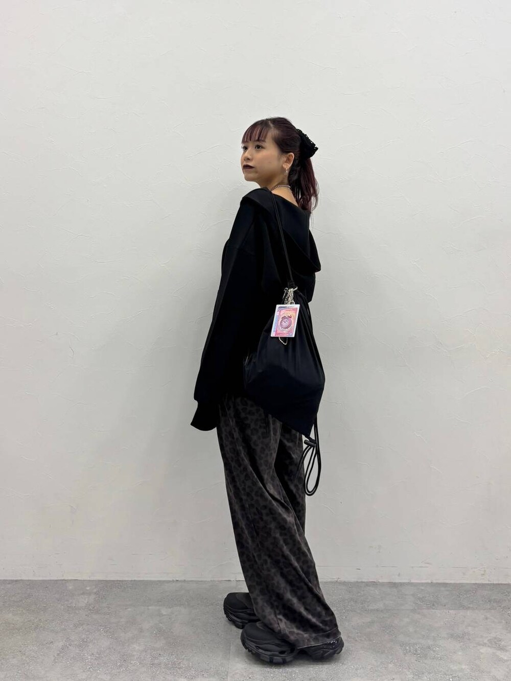 グレー系のブーツ、ブラック系のバックパック/リュックを着用したレディースの秋コーディネートの4枚目の写真