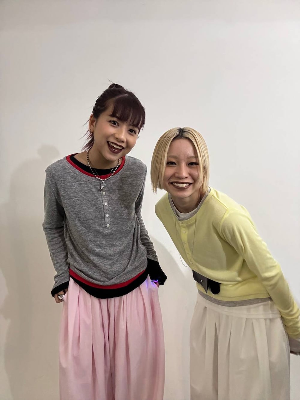 ピンク系のカーゴパンツ、ホワイト系のカーゴパンツ、イエロー系のTシャツ/カットソーを着用したレディースの春コーディネートの3枚目の写真