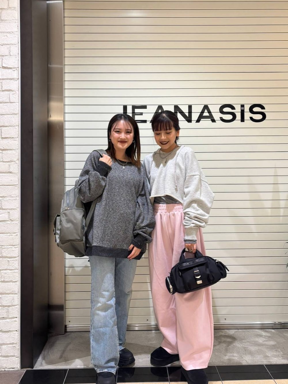 ブラック系のブーツ、ブラック系のスウェット、グリーン系のバックパック/リュックを着用したレディースの冬コーディネートの4枚目の写真