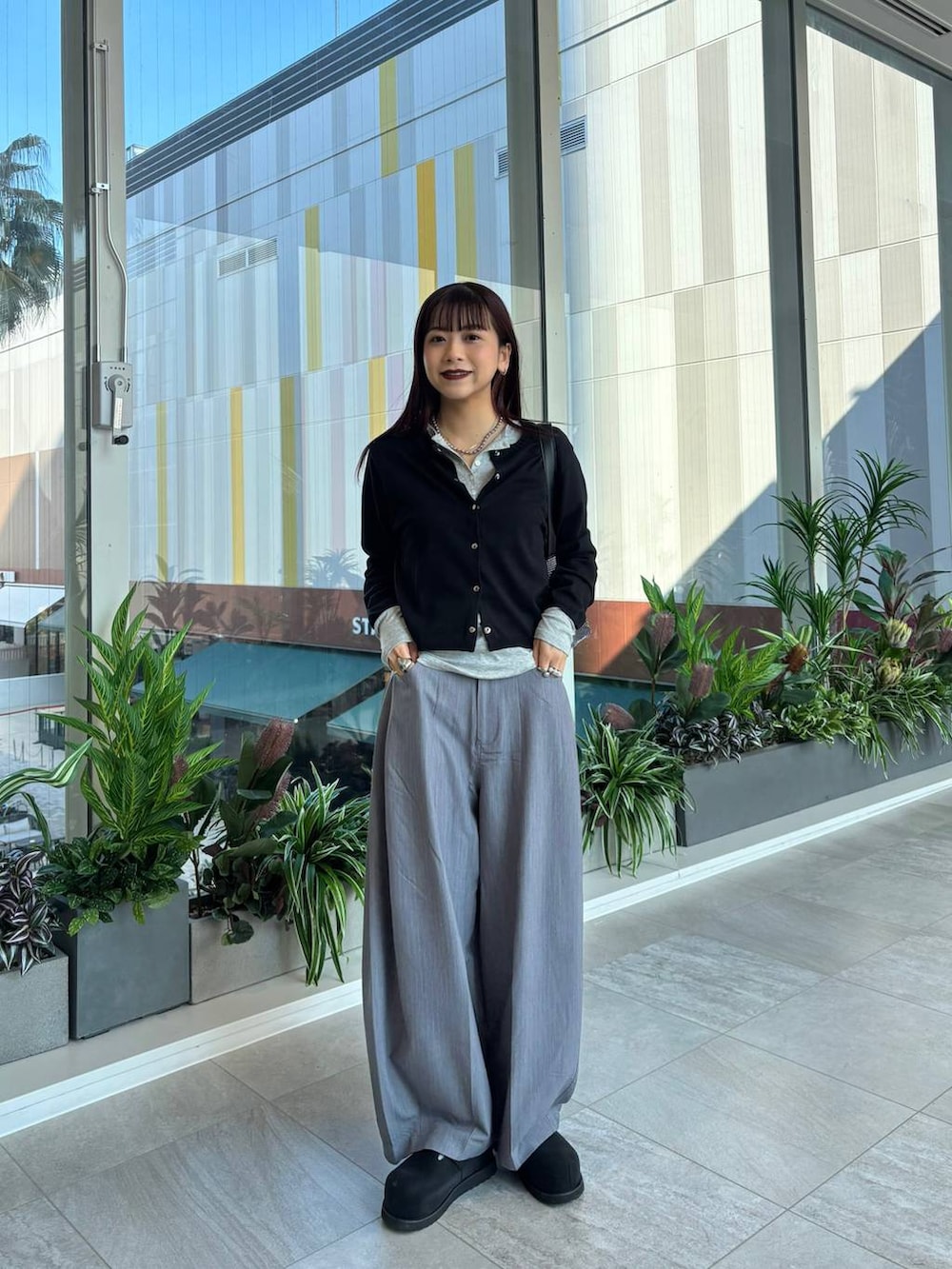 グレー系のTシャツ/カットソー、ブラック系のモカシン/デッキシューズ、ブラック系のカーディガン/ボレロを着用したレディースの春コーディネートの3枚目の写真