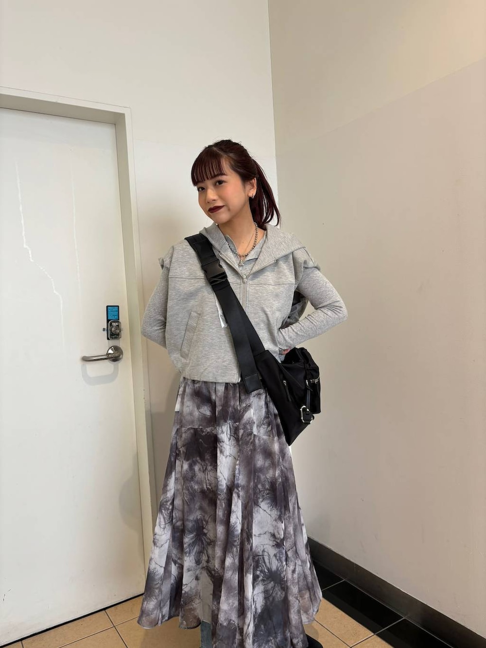 グレー系のTシャツ/カットソー、ブルー系のデニムパンツ、ブラック系のモカシン/デッキシューズを着用したレディースの春コーディネートの2枚目の写真