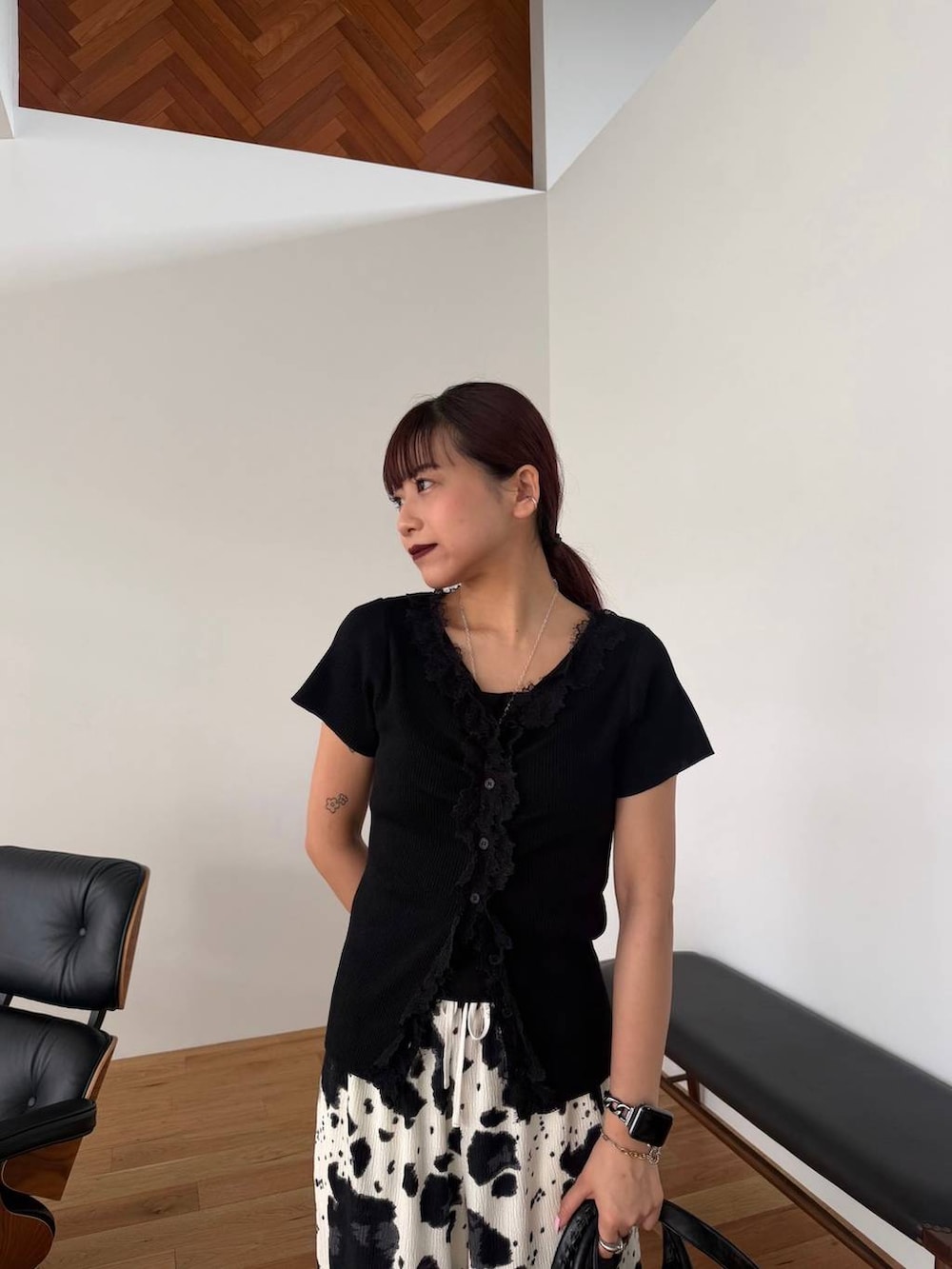 ベージュ系のその他パンツ、ブラック系のボストンバッグ、ブラック系のカーディガン/ボレロを着用したレディースの夏コーディネートの4枚目の写真