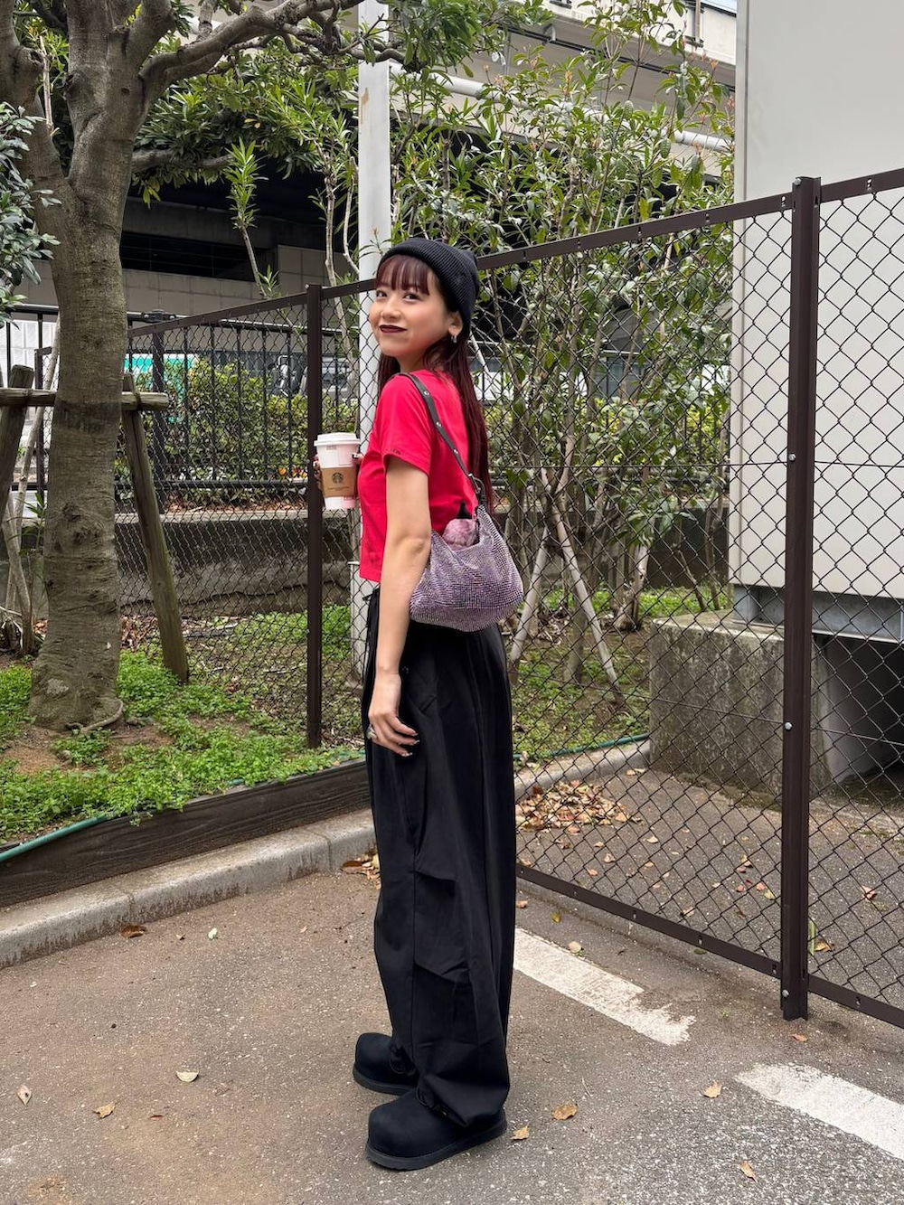 ブラック系のモカシン/デッキシューズ、ブラック系のその他パンツ、ブラック系のニットキャップ/ビーニーを着用したレディースの春コーディネートの3枚目の写真